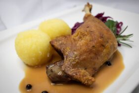 Entenkeule mit Rotkohl scaled