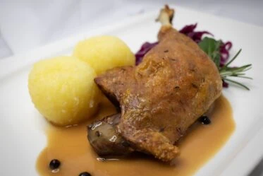 Entenkeule mit Rotkohl scaled