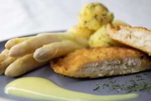 Haehnchen mit Spargel und Hollandaise 1 scaled