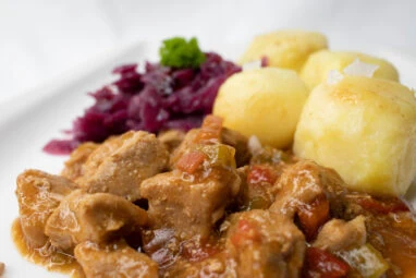 Schweinegulasch mit Rotkohl scaled