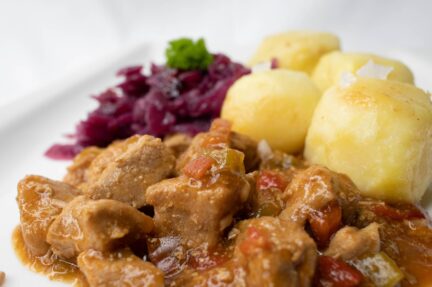 Schweinegulasch mit Rotkohl scaled