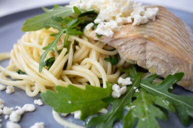 Wildlachs mit Zitronenspaghetti Rucola und Feta I 1 scaled