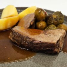 Wildschweinbraten mit Kartoffeln und Rosenkohl