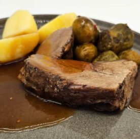 Wildschweinbraten mit Kartoffeln und Rosenkohl