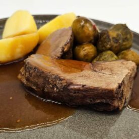 Wildschweinbraten mit Kartoffeln und Rosenkohl