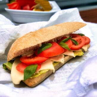 Baguette Caprese mit Eisberg Tomate Mozzarella Basilikum und Pestoremoulade