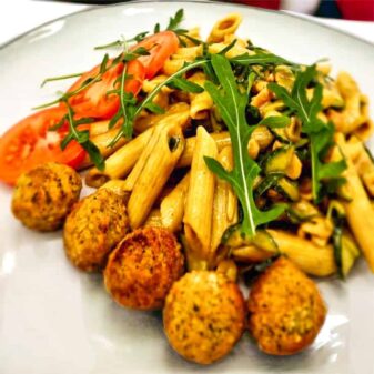 Pennesalat mit Rucola Balsamico und Erdnuessen dazu Bulgurbaellchen