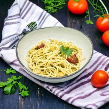 Spaghetti geschwenkt in Pest verde mit getrockneten Tomaten Oliven