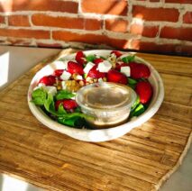 Erdbeersalat mit Blattspinat Rucola Balkankaese und Balsamicodressing