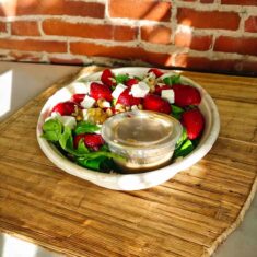 Erdbeersalat mit Blattspinat Rucola Balkankaese und Balsamicodressing