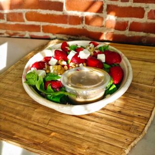 Erdbeersalat mit Blattspinat Rucola Balkankaese und Balsamicodressing