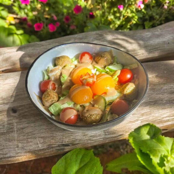 Falafelbaellchen auf Blattsalat mit Aprikosen und Gomasio