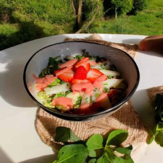 Spargelsalat mit Blattspinat und Erdbeervinaigrette