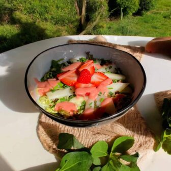 Spargelsalat mit Blattspinat und Erdbeervinaigrette