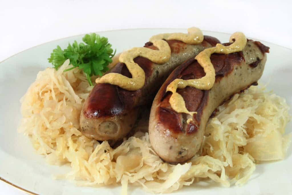 Bratwurst mit Senf und Sauerkraut