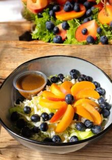 Fruchtig Herb mit Chicoree Blaubeeren Aprikosen Balkankaese und Balsamicodressing