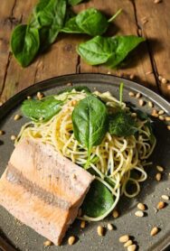 Lachs mit Spinat Zitronen Spaghetti und Pinienkernen