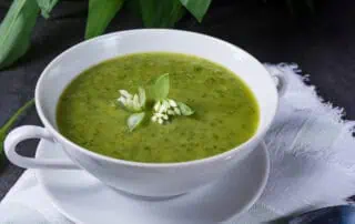 Bärlauchsuppe in der Schüssel