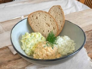 Selbstgemachter Obatzda Kaesesalat Baerlauchfrischkaese