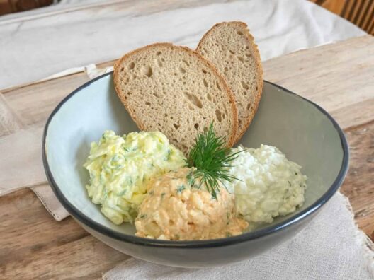 Selbstgemachter Obatzda Kaesesalat Baerlauchfrischkaese