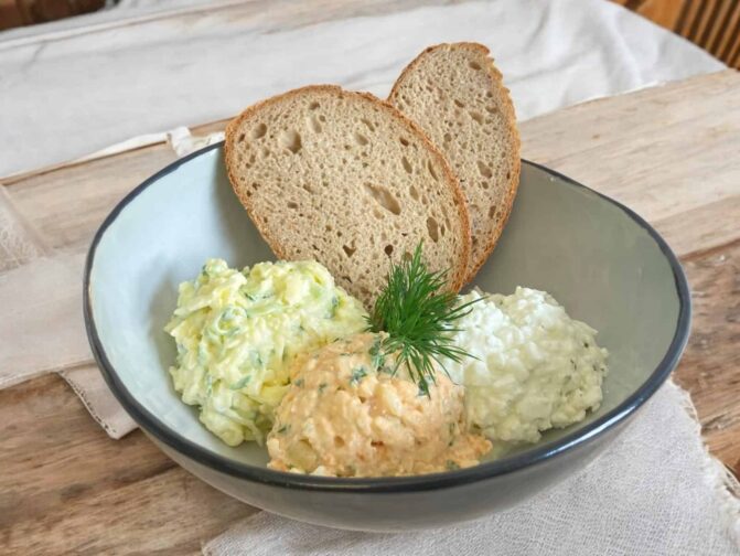 Selbstgemachter Obatzda Kaesesalat Baerlauchfrischkaese