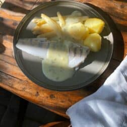 Zander geduenstet mit Spargel und Baerlauchsahnesosse