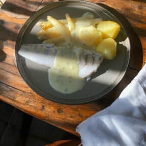 Zander geduenstet mit Spargel und Baerlauchsahnesosse