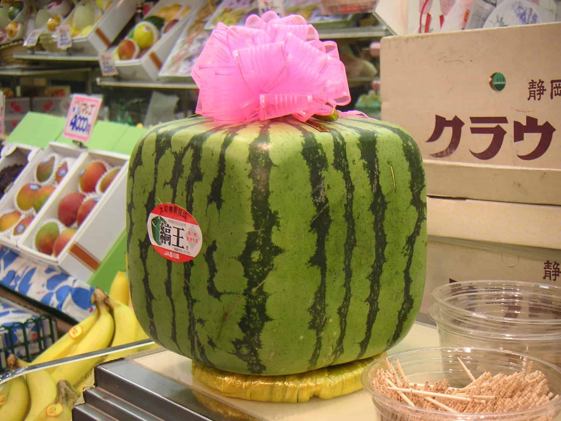 Würfelförmige Wassermelone in einem japanischen Supermarkt 
