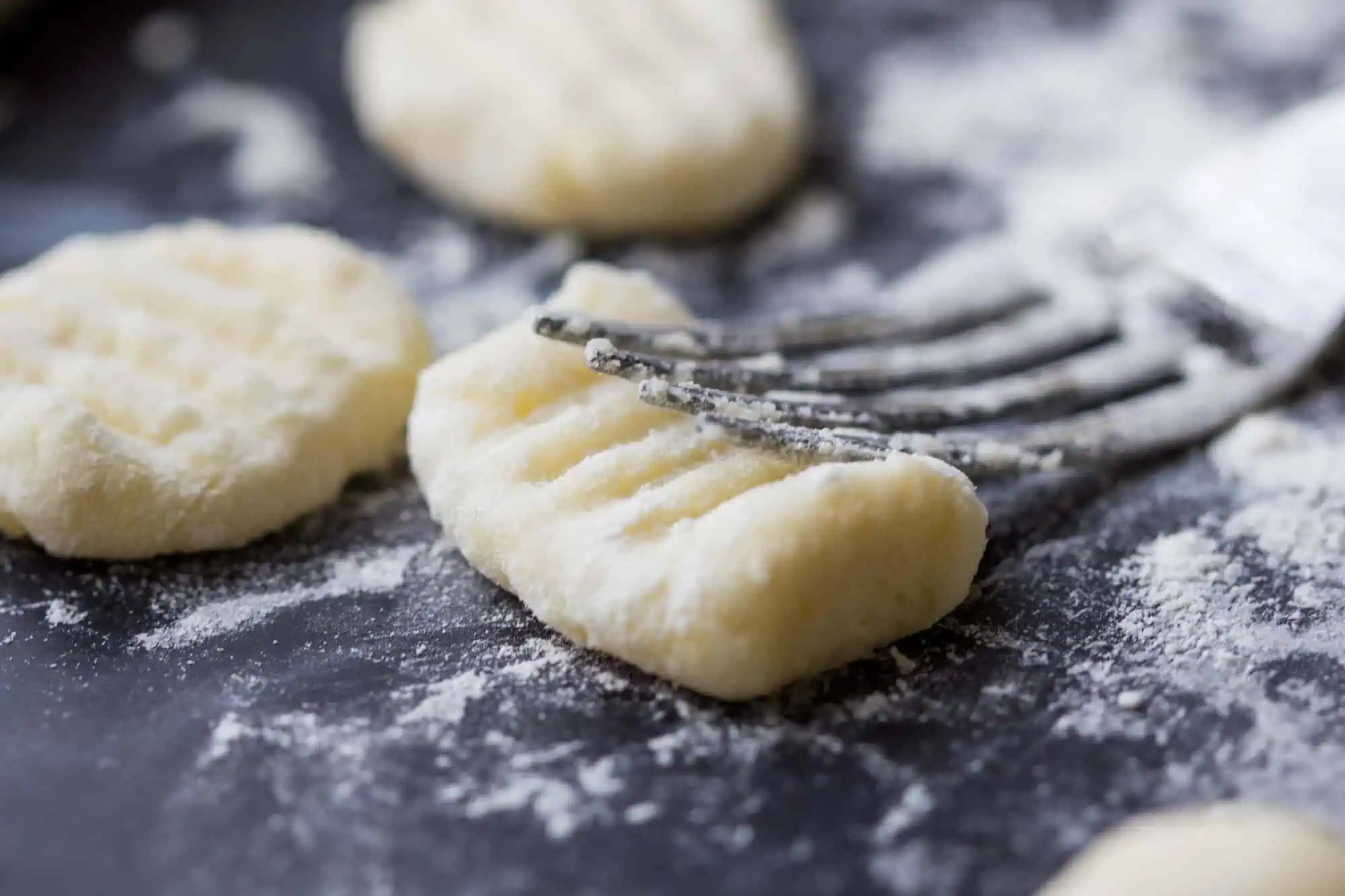 Zubereitung von italienischen hausgemachten Kartoffelgnocchi mit Serifengabel