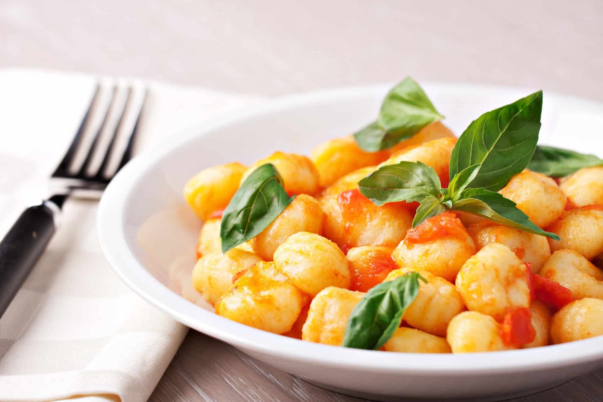 Gnocchi mit Tomatensoße und Basilikumblättern