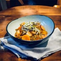 Garnelen mit knackigen Gemuese Sprossen und Vollkornspaghetti