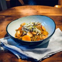 Garnelen mit knackigen Gemuese Sprossen und Vollkornspaghetti