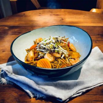 Garnelen mit knackigen Gemuese Sprossen und Vollkornspaghetti