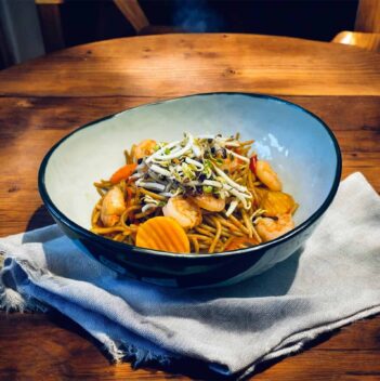 Garnelen mit knackigen Gemuese Sprossen und Vollkornspaghetti