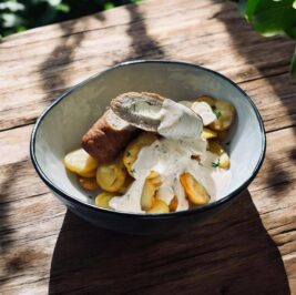 Hirtenrolle mit Frischkaesefuellung Kraeutersahne und Knoblauchkartoffeln