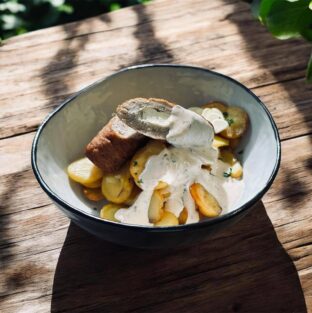 Hirtenrolle mit Frischkaesefuellung Kraeutersahne und Knoblauchkartoffeln