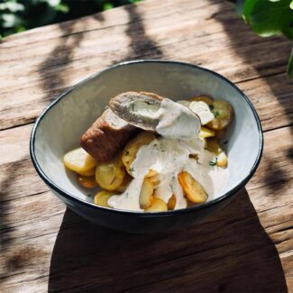 Hirtenrolle mit Frischkaesefuellung Kraeutersahne und Knoblauchkartoffeln