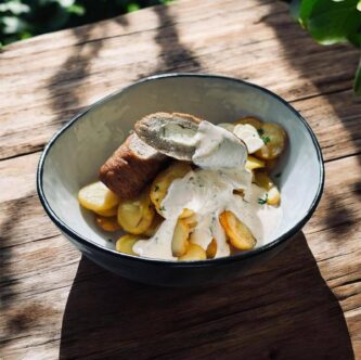 Hirtenrolle mit Frischkaesefuellung Kraeutersahne und Knoblauchkartoffeln