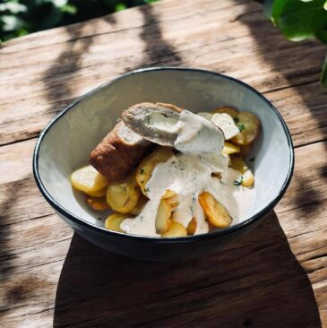 Hirtenrolle mit Frischkaesefuellung Kraeutersahne und Knoblauchkartoffeln