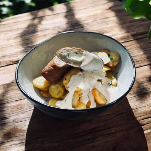 Hirtenrolle mit Frischkaesefuellung Kraeutersahne und Knoblauchkartoffeln