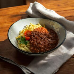 Rindfleischbollognese mit Buttermakkaroni