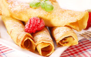 Eierkuchen gerollt mit Erdbeere